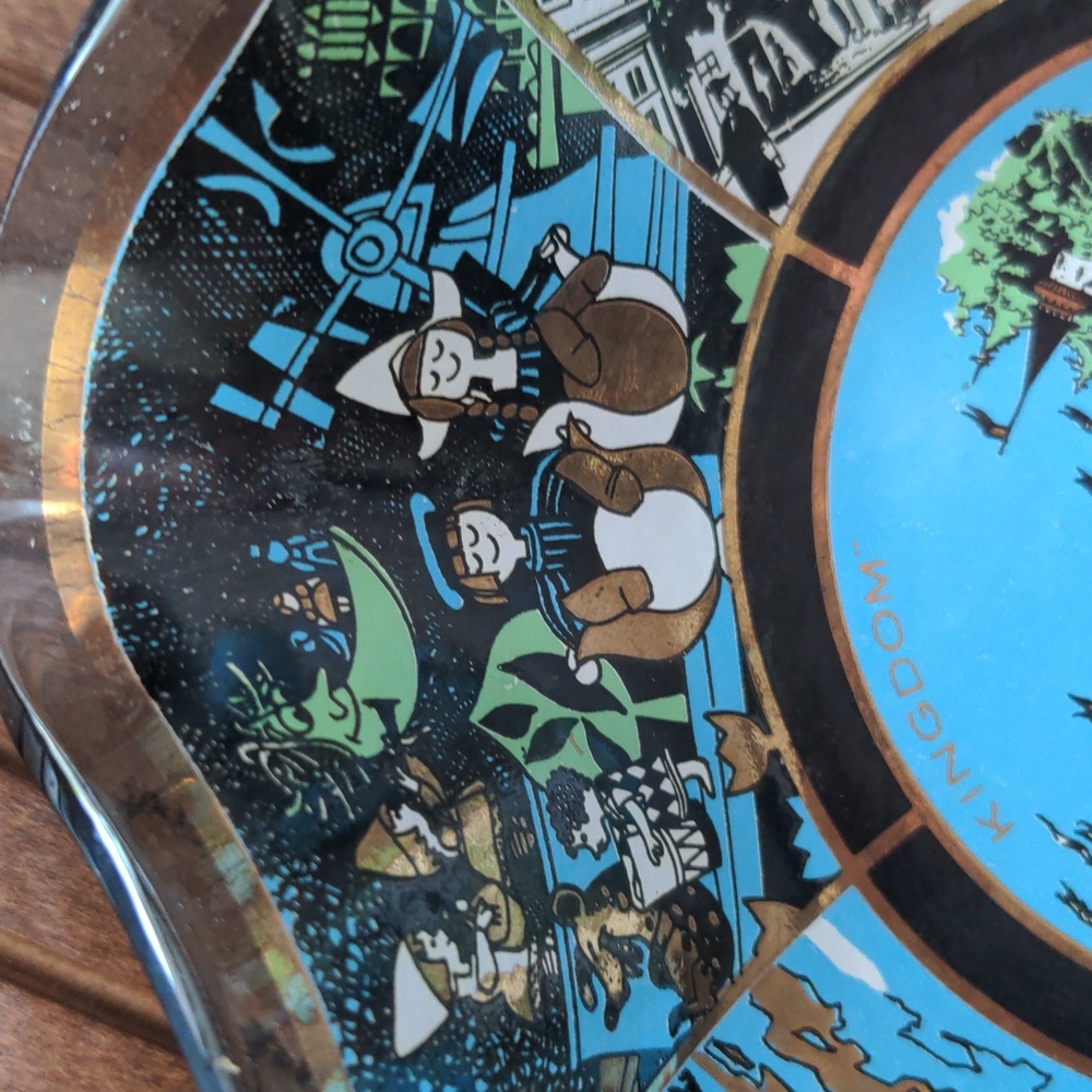 Walt Disney World Souvenir Plate Glass Bowl Candy Dish Memorabilia Vinta… - Picture 4 of 11